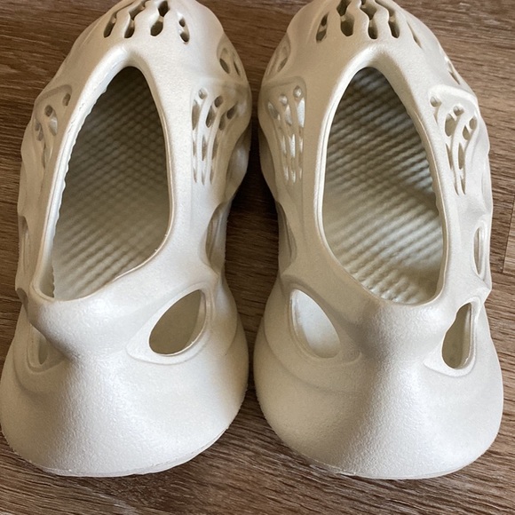 Yeezy Sandy Foams. Worn once , Goat Verified, tags and box included. - Picture 3 of 6